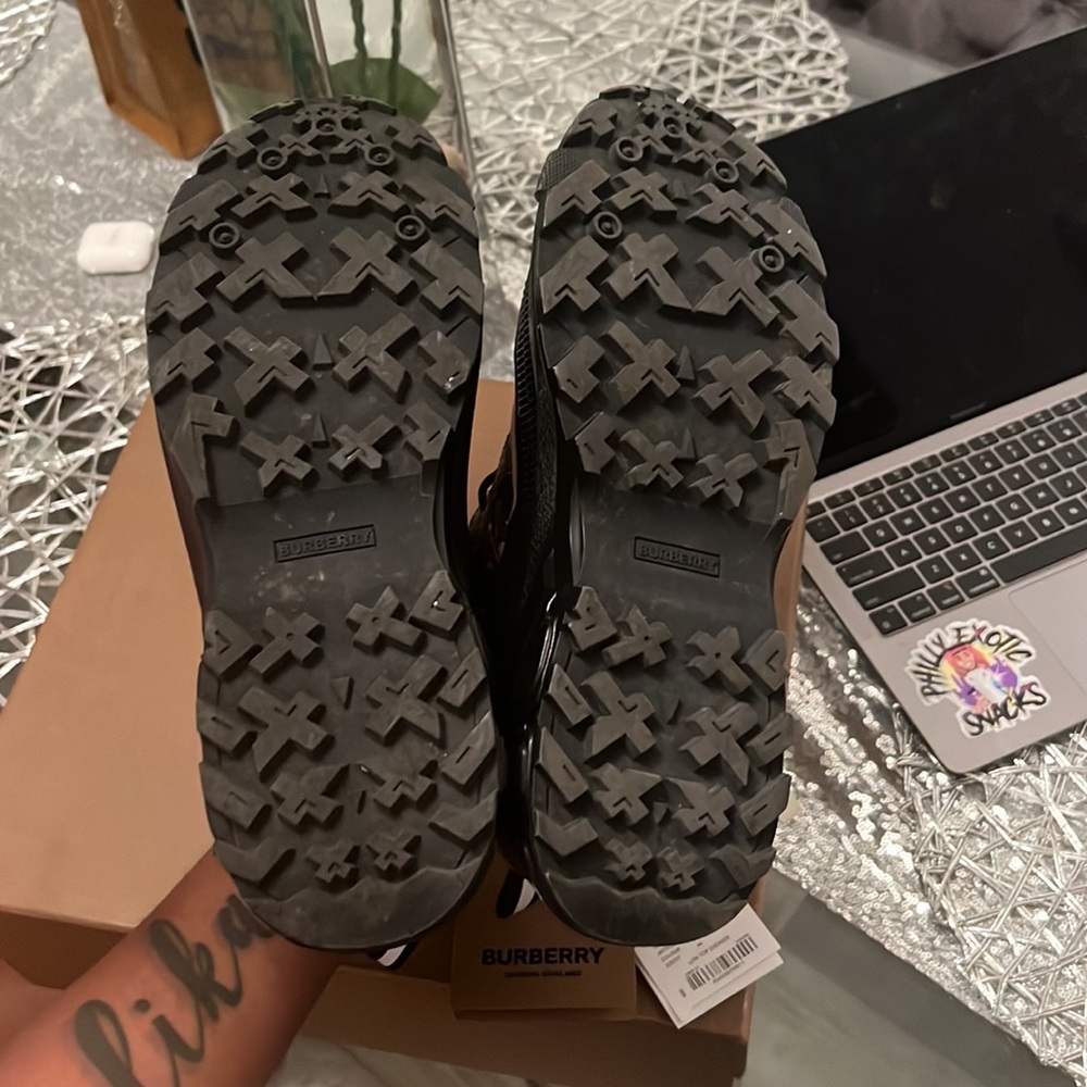 Sneakers - Picture 5 of 5